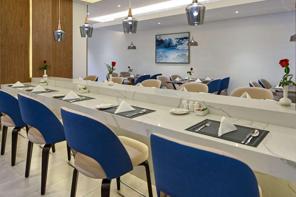 Comfort Hotel Jeddah King Road Restaurant photo