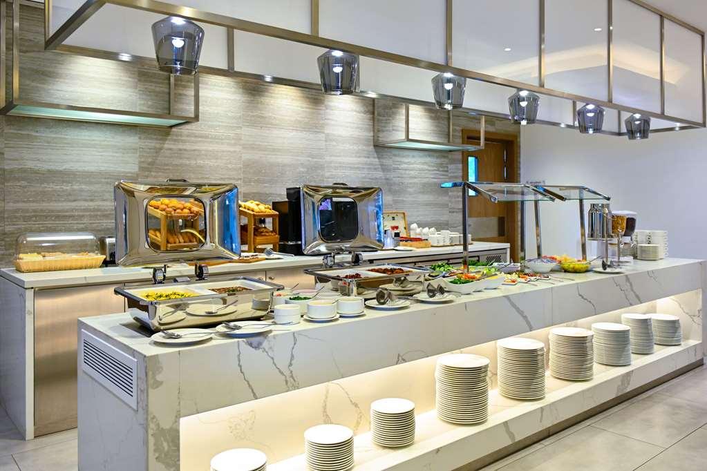 Comfort Hotel Jeddah King Road Restaurant photo