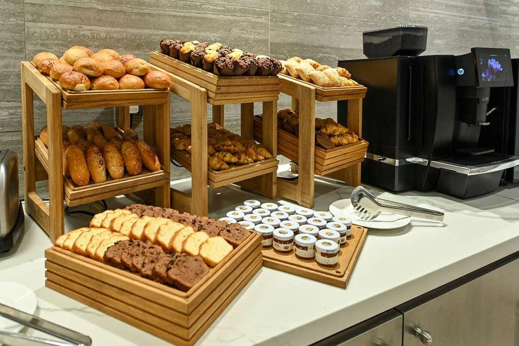 Comfort Hotel Jeddah King Road Restaurant photo